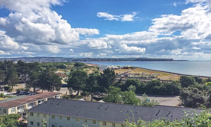 Dawlish Warren Apartment | First floor apartment with one double with en suite shower and one twin.