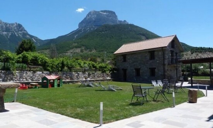 Laspuna Cottage | First floor apartment with communal garden