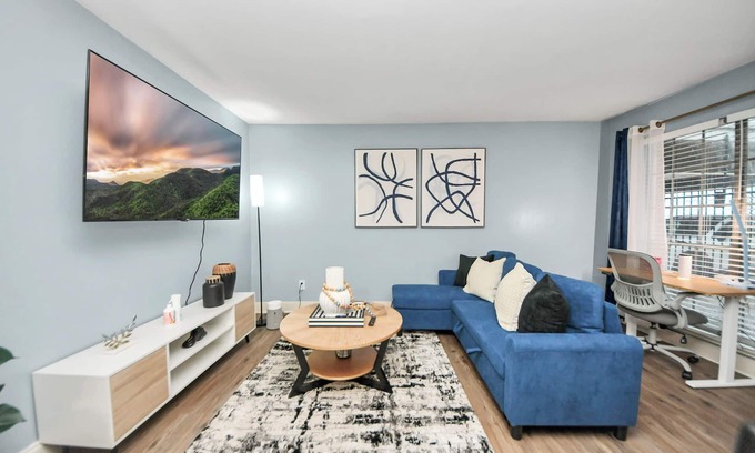 Greenway Plaza-Upper Kirby Apartment | First Floor City Sanctuary