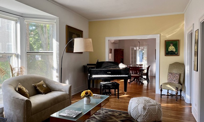 Oak Park Apartment | First floor of Historic Oak Park Villa, Grge:2Cars