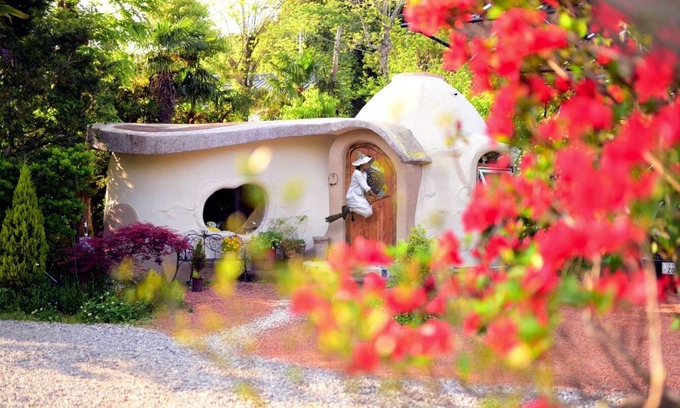 Isumi House | First in japan Earthbag House innEnglish Garden / Isumi Chiba