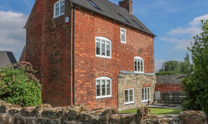 Smisby Cottage | FIRTREE COTTAGE, with open fire in Ashby-De-La-Zouch