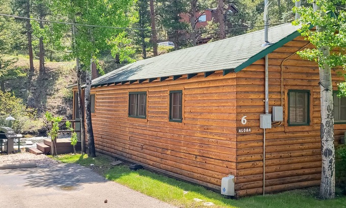 Estes Park Cabin | Fish from your picnic table!