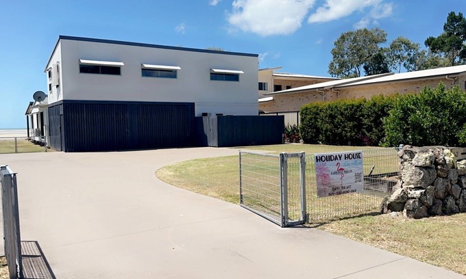 Toogoom House | Fish Tales - Absolute Waterfront Toogoom-Sleeps 12-14-Air Con-Wi-Fi-Pets