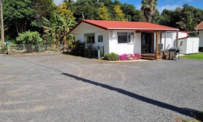 Coromandel Cottage | Fisherman/Family/Friends - Close to Beach & Township. Wi-Fi & Sky TV with Sports