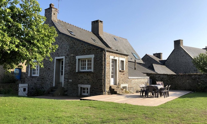 Le Minihic-sur-Rance House | Fisherman's cottage with enclosed garden 150m from the water - 120m2 (6 people)