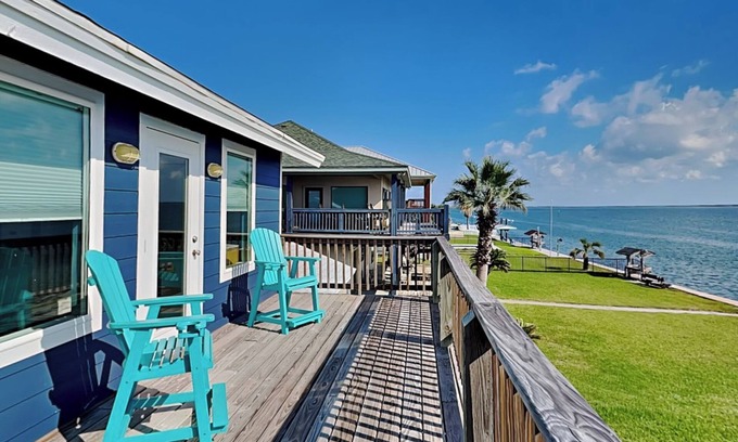 Palm Harbor House | Fisherman Luv | Bay Views, Night Fishing Light