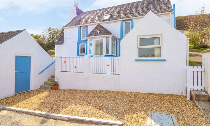 St Ishmaels Cottage | FISHERMAN'S COTTAGE, pet friendly, with a garden in St. Ishmaels