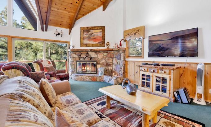 Boulder Bay Cabin | Fisherman's Paradise Lakefront - Hot Tub- Games