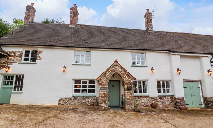 Chulmleigh House | FISHERMEN'S COTTAGE, pet friendly, with hot tub in Chulmleigh