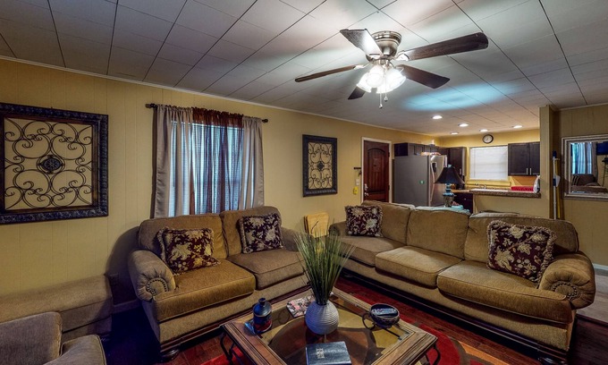 Avinger House | Fishing Cabin Near Lake O’ the Pines - Fenced Dog-Friendly Yard & Firepit