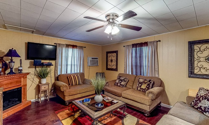 Avinger House | Fishing Cabin Near Lake O’ the Pines - Fenced Dog-Friendly Yard & Firepit