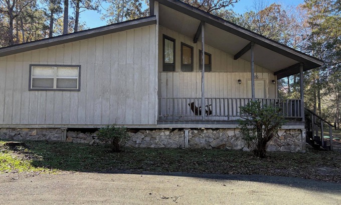 Brookeland Cabin | Fishing Camp 1-bedroom/Loft cabin in delightful Brookeland with AC, WiFi