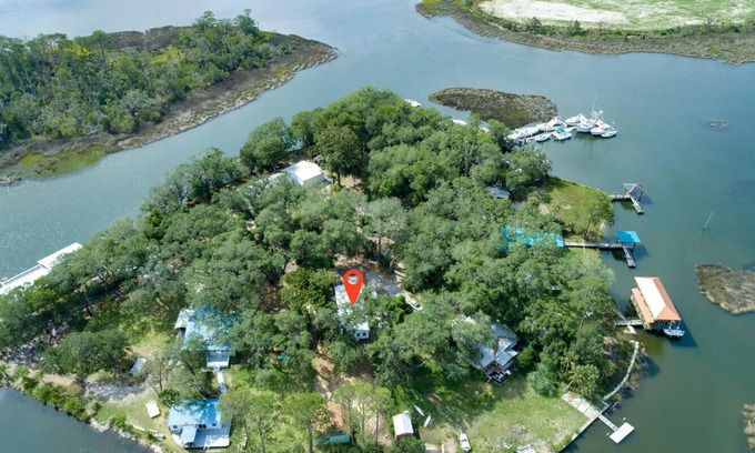 Northside Cottage | Fishing Cottage, Peaceful, 3 Queens, Laundry, Long-Term, Fast Wifi