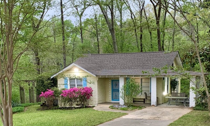 Grenada Cottage | Fishing, Family, Ballgames, Work or Vacation! Cozy Cottage near Grenada Lake