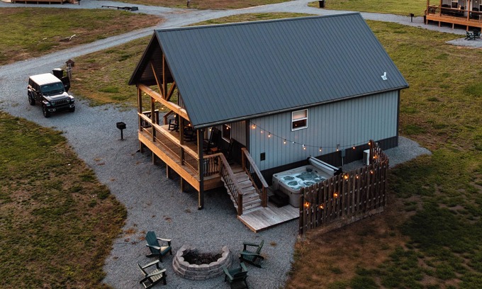Jamestown Cabin | Fishing~HotTub~Pickleball~20 Min Lake Cumberland~Playground~Firepit