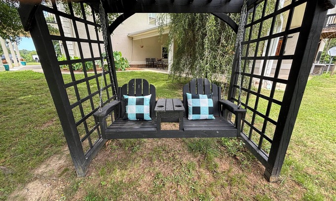 Ragland House | Fishing is a treat on this 113 acre retreat. Unwind and get back to nature.