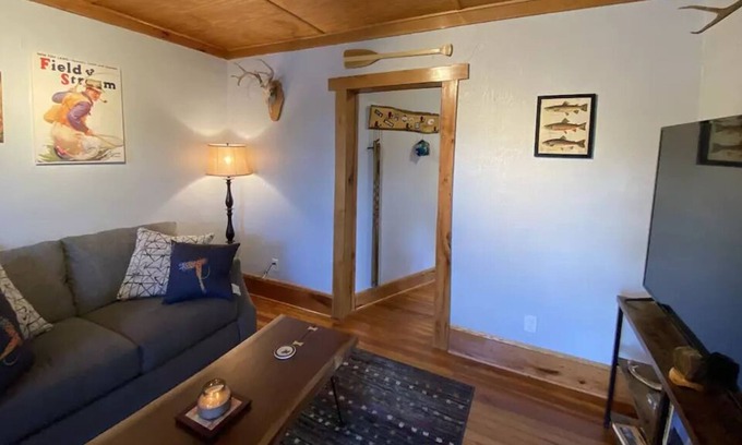 Bassett House | FISHING, KAYAKING, BOATING, PET-FRIENDLY LODGE ON SMITH RIVER
