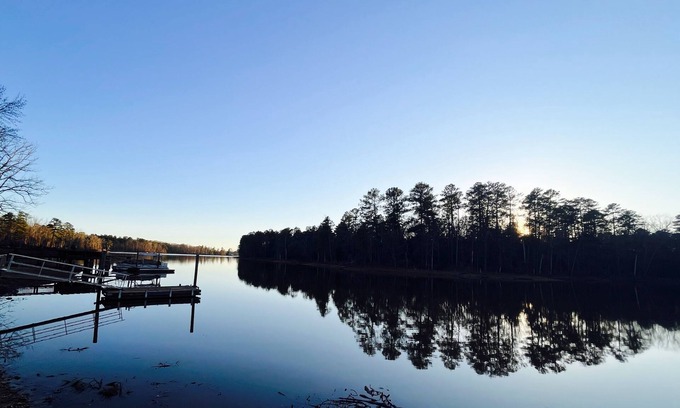 Prosperity House | Fishing Paradise. Super relaxing 2-bedroom Lakefront with AMAZING Screened porch