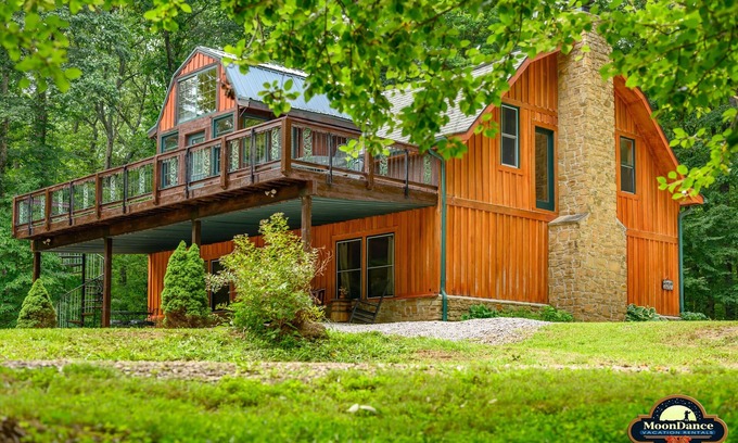Morgantown Cabin | Fishing pond, 15 minutes to Nashville