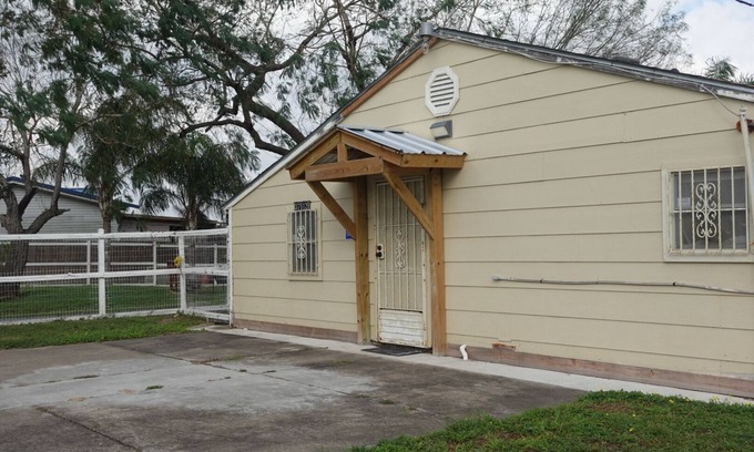 Arroyo City Cottage | FISHING THEME COTTAGE; WATERFRONT FISHING PIER!