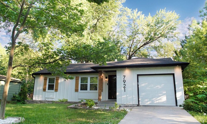 Overland Park House | Fitness Equipped and Cozy for the Whole Family