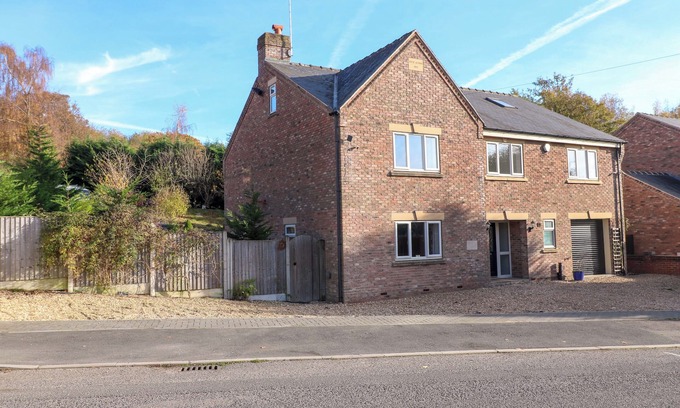 Chesterfield House | FIVE ACRES, pet friendly, with hot tub in Chesterfield