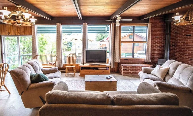 Scotch Creek Cabin | Five bedroom family favourite on Shuswap Lake