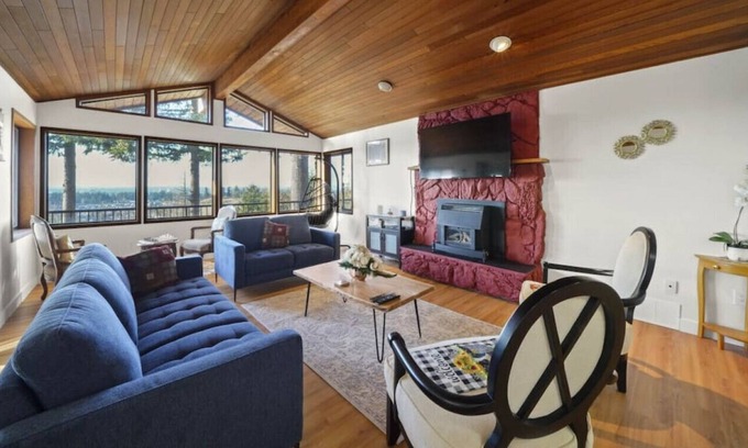 Lower Sumas Mountain House | Five Bedroom Oasis with View of Abbottsford Valley