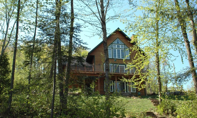 Villa des Bois Ski Chalet | Five Bedroom Waterfront Chalet