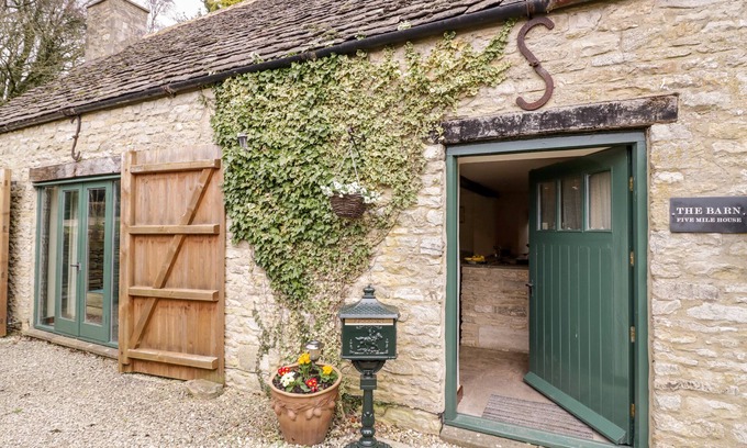 Elkstone Cottage | FIVE MILE HOUSE BARN, pet friendly, with open fire in Cirencester