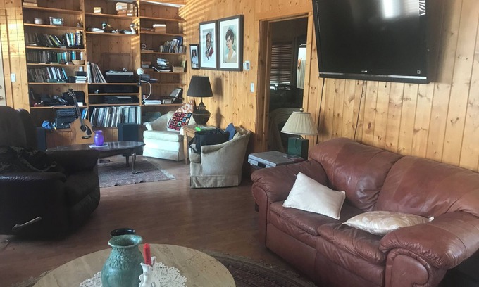East Kootenay House | Five minutes to the hot springs, and walk to the club house and driving range.