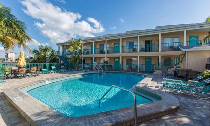 Bay Esplanade House | Five Palms Suite 108 - Daily - Weekly - Monthly