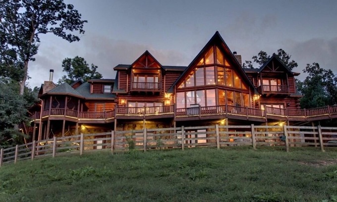 Morganton Cabin | Five Star Lodge and Stables is pet friendly with a big mountain view. hot tub, firepits. Ideal for Weddings and Corporate Retreats