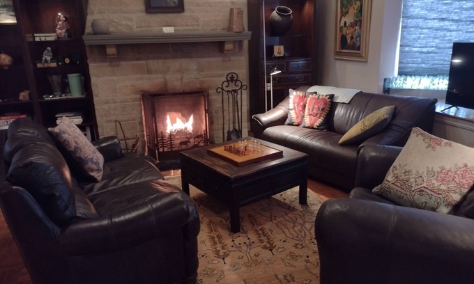 Emsworth House | FIVE STARS! For SPORTS, THEATER, STADIUMS, CASINO, RESERVED PARKING, A/C COMFORT