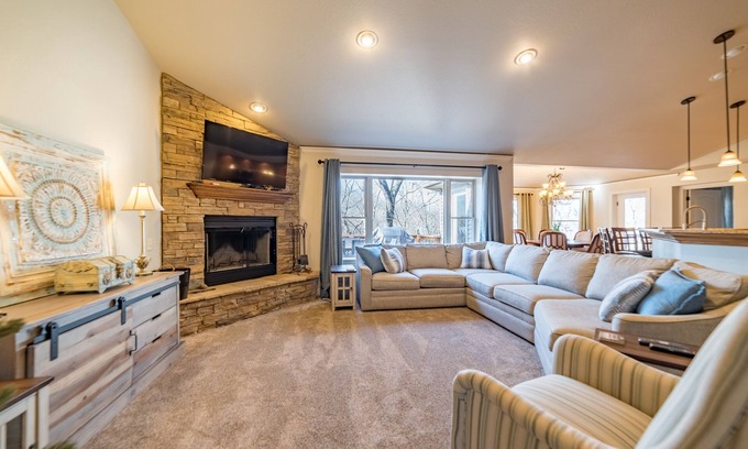 Bella Vista House | Five Stones Retreat! - Right off I49 - Golf, Biking, Hiking, Retreating!