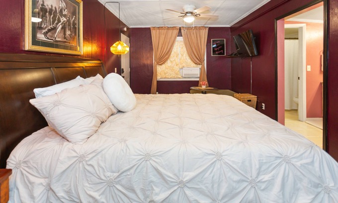 Watertown Apartment | FL Springs King Hideaway, Jacuzzi Tub