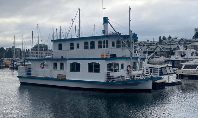 Regional District of Nanaimo Bed & Breakfast | Flagship - Floating Hotel, offers Paddle boards, kayaks. crabbing and much more