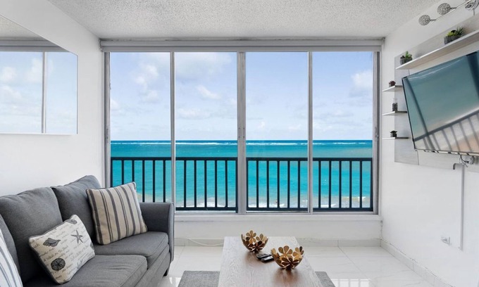 Isla Verde Apartment | Flamenco Beach 2BDR Oceanfr Pool Parking