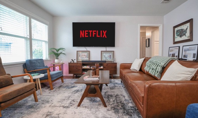 Lochwood House | Flamingo Lane House: Modern 3BD2BA w Peloton EV Charger