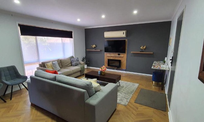 Mildura House | Flamingo Rentals - Modern 2-bed unit with BBQ & SPA ideal for holiday and business travel