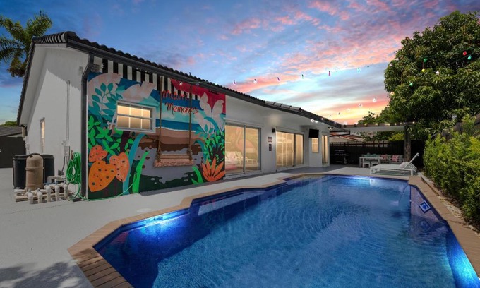 Richmond West House | Flamingo's Resort - 5 Bedrooms, Heated Pool and Pool Table
