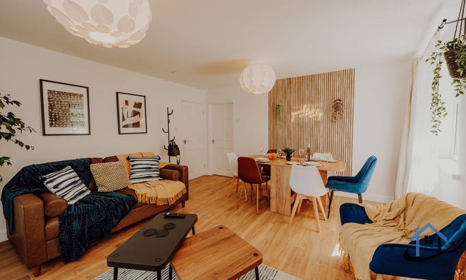 Cradley Apartment | FLAT 5 - Ground floor 2 bed apartment free parking sleeps 6