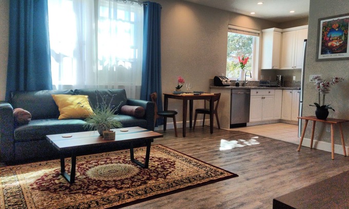 Petaluma House | Flat at the Cork Oak · Sunny, central, quiet flat + yard