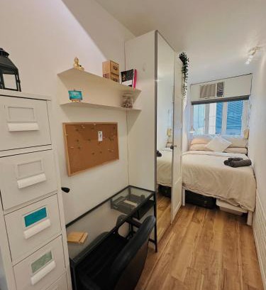 Sheung Wan Apartment | Flat B, private bathroom, private kitchen pantry