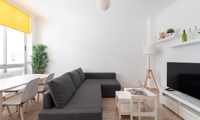 Las Palmas de Gran Canaria Apartment | Flat close to Santa Catalina Park and Las Canteras