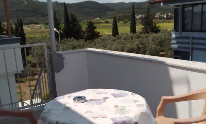 Cumhuriyet Apartment | Flat Close to Sea with Balcony in Seferihisar