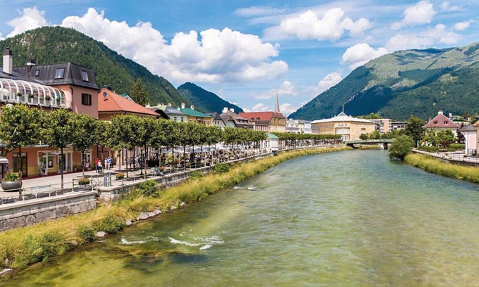 Aigen-Voglhub Apartment | Flat "Mit Bergblick Am Golfplatz" with mountain view, balcony and WiFi