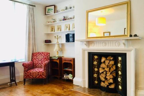 Wallingford Apartment | Flat - Sleeps 2 - Parking - Patio