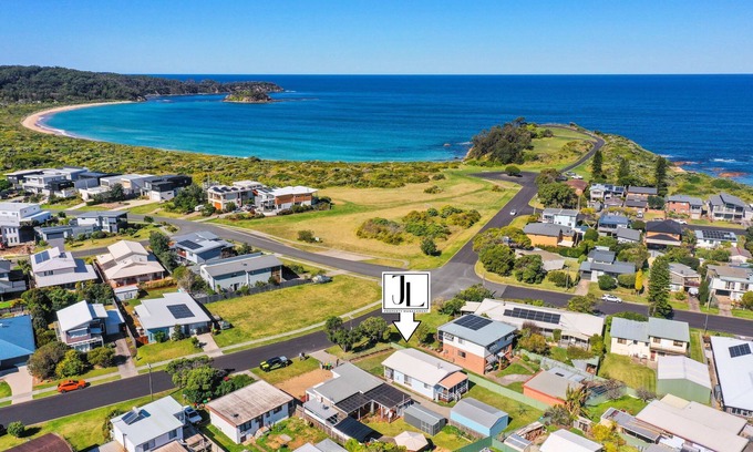 Tomakin House | Flat Walk to Barlings Beach, WiFi | Pat’s Place